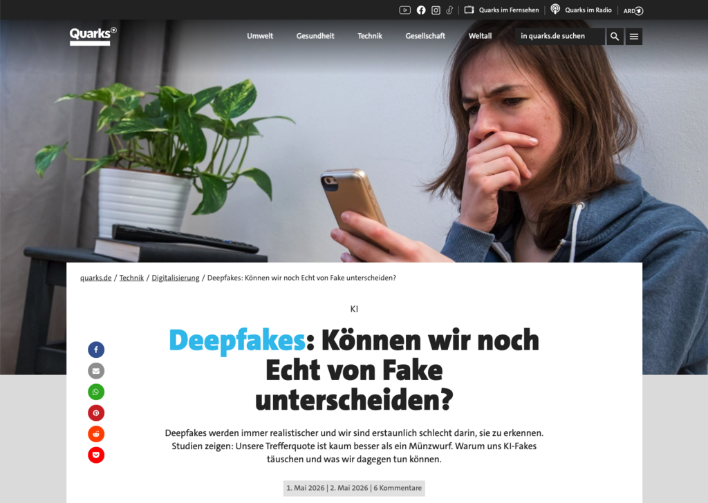 Eine junge Frau schaut nachdenklich auf ein Smartphone.